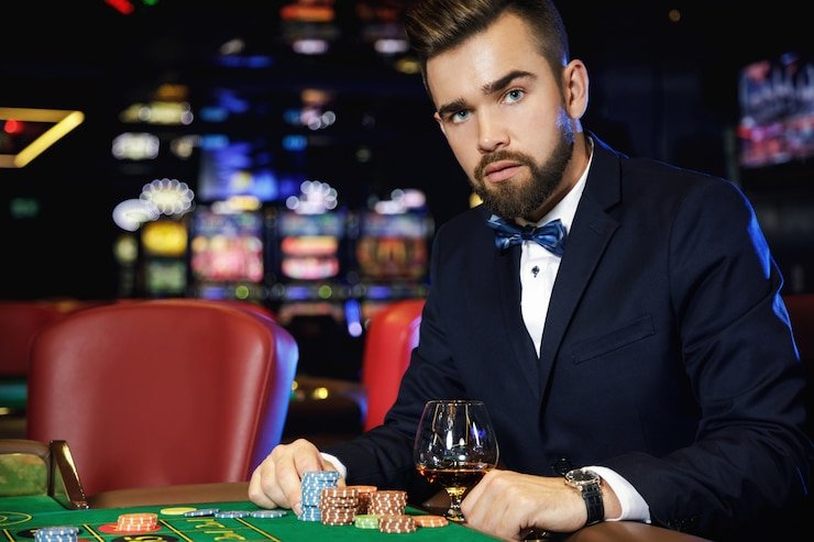 Dealer kasino langsung mengocok kartu dalam permainan baccarat realtime